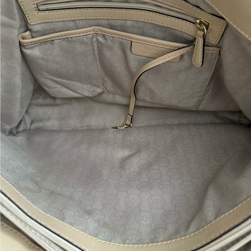 Michael Kors | Jet Set Travel Tote | Excellent Conditions - Picture 4 of 11